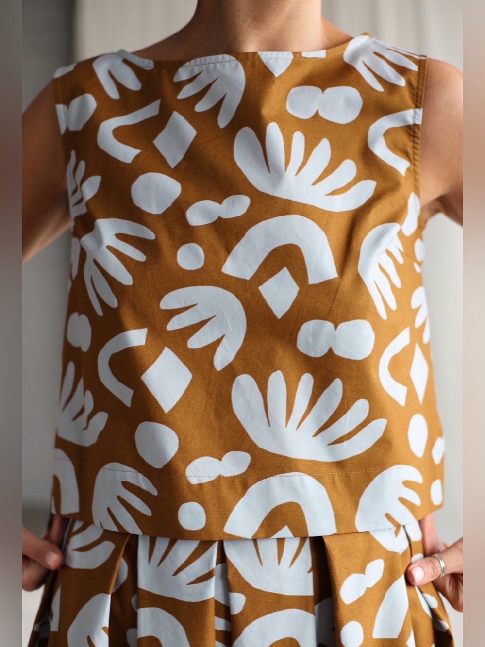 Mustard Yellow Sleeveless Cropped Hem Print Tank
